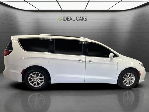 Bright White Clearcoat 2021 Chrysler Pacifica Touring L