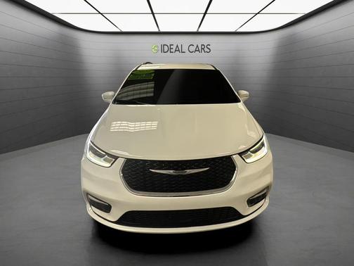 Bright White Clearcoat 2021 Chrysler Pacifica Touring L