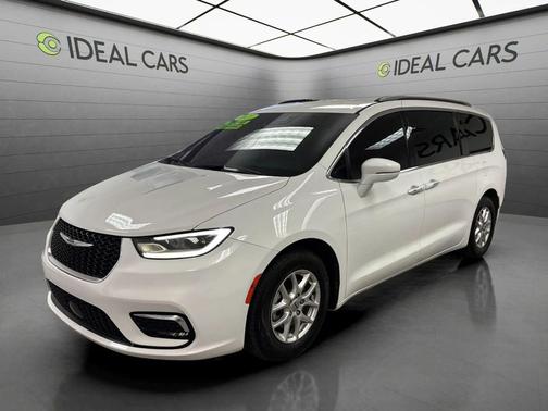 Bright White Clearcoat 2021 Chrysler Pacifica Touring L