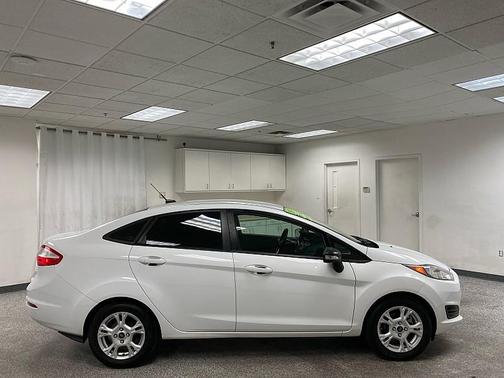 Ingot Silver Metallic 2014 Ford Fiesta SE