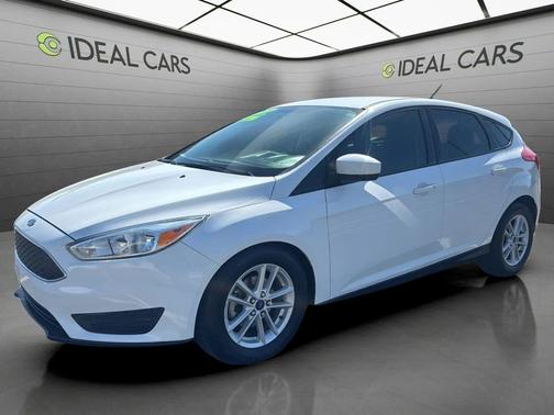 White Platinum Metallic Tri-Coat 2018 Ford Focus SE