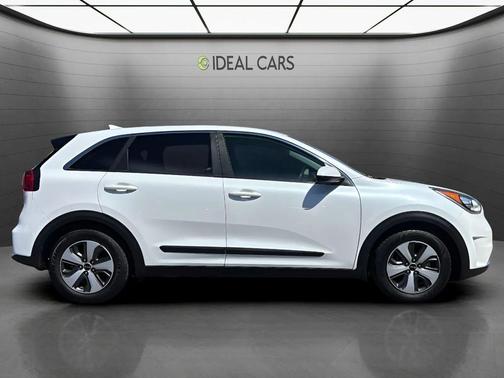 Snow White Pearl 2017 Kia Niro FE