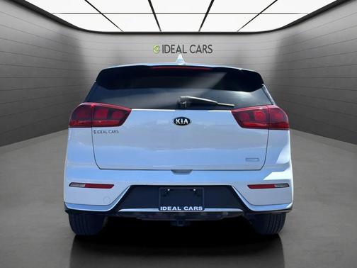Snow White Pearl 2017 Kia Niro FE