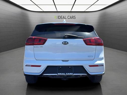 Snow White Pearl 2017 Kia Niro FE