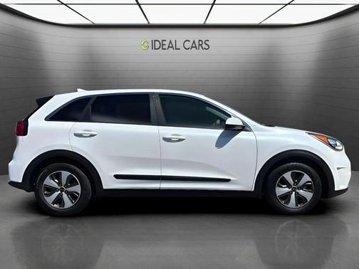 Snow White Pearl 2017 Kia Niro FE