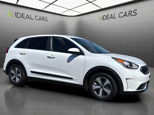 Snow White Pearl 2017 Kia Niro FE