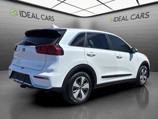 Snow White Pearl 2017 Kia Niro FE