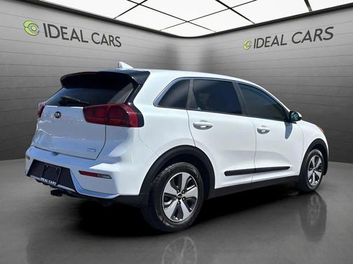 Snow White Pearl 2017 Kia Niro FE