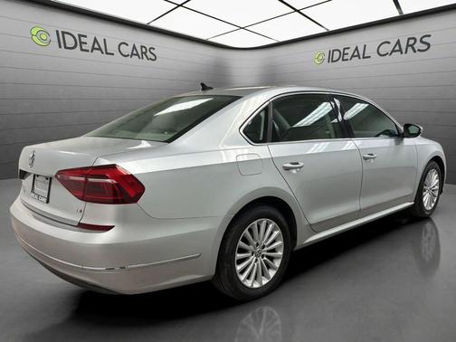 Reflex Silver Metallic 2017 Volkswagen Passat 1.8T SE
