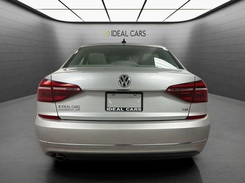 Reflex Silver Metallic 2017 Volkswagen Passat 1.8T SE