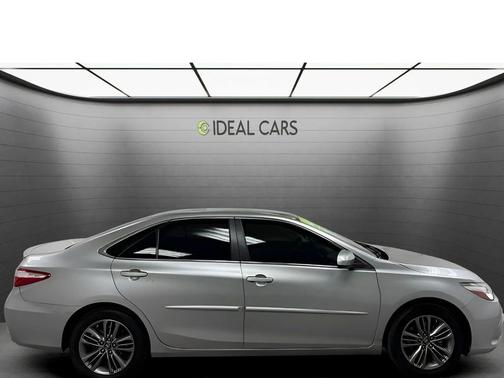 Celestial Silver Metallic 2017 Toyota Camry LE