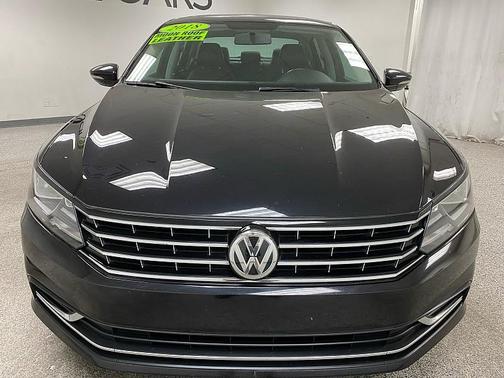 Deep Black Pearl Metallic 2018 Volkswagen Passat 2.0T SE