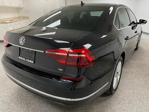Deep Black Pearl Metallic 2018 Volkswagen Passat 2.0T SE