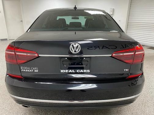 Deep Black Pearl Metallic 2018 Volkswagen Passat 2.0T SE