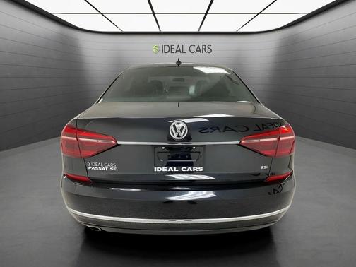 Deep Black Pearl Metallic 2018 Volkswagen Passat 2.0T SE
