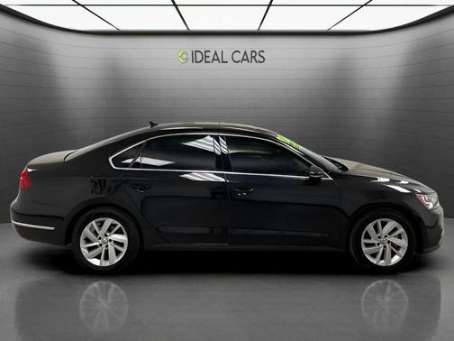 Deep Black Pearl Metallic 2018 Volkswagen Passat 2.0T SE