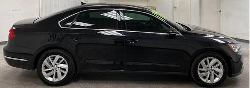 Deep Black Pearl Metallic 2018 Volkswagen Passat 2.0T SE