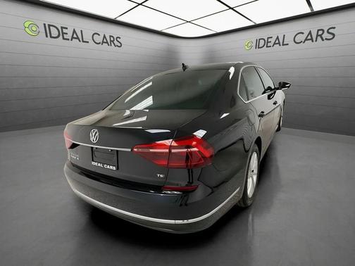 Deep Black Pearl Metallic 2018 Volkswagen Passat 2.0T SE
