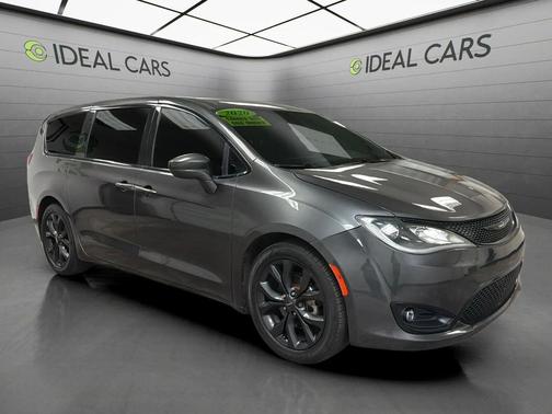 Granite Crystal Metallic Clearcoat 2020 Chrysler Pacifica Touring