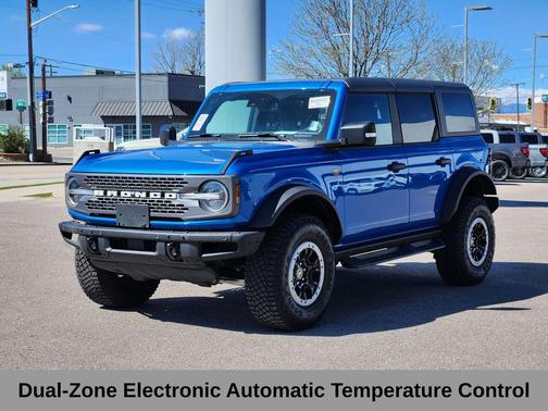 VELOCITY BLUE METALLIC 2024 Ford Bronco Badlands