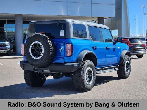 VELOCITY BLUE METALLIC 2024 Ford Bronco Badlands