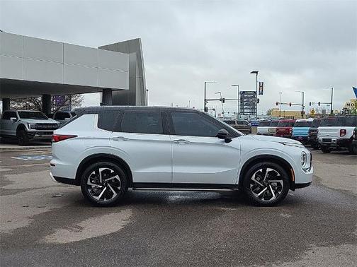 2023 Mitsubishi Outlander SE