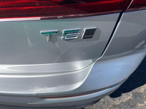 Silver 2018 Volvo XC60 T5 Momentum