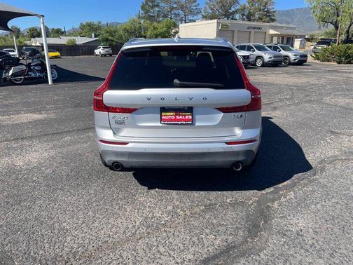 Silver 2018 Volvo XC60 T5 Momentum