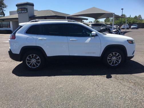 White 2020 Jeep Cherokee Latitude Plus