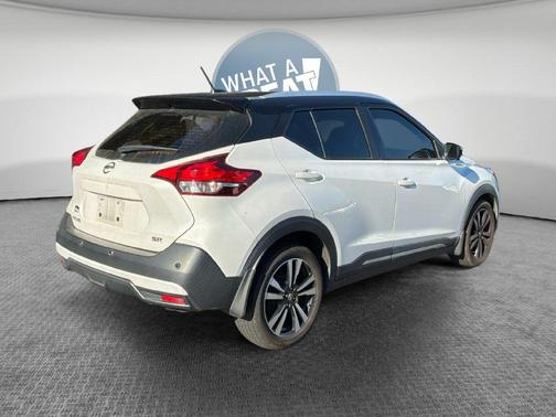 Aspen White / Super Black 2020 Nissan Kicks SR