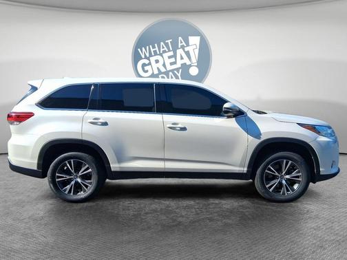 Blizzard Pearl 2019 Toyota Highlander LE Plus