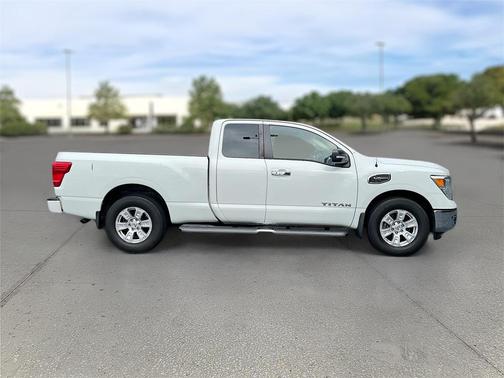 2017 Nissan Titan SV