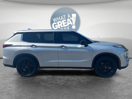Silver 2022 Mitsubishi Outlander SE