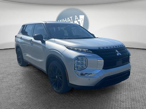 Silver 2022 Mitsubishi Outlander SE