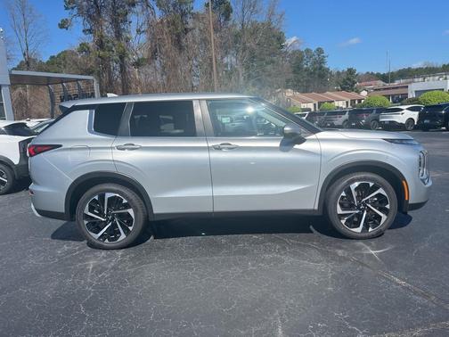 2024 Mitsubishi Outlander SE