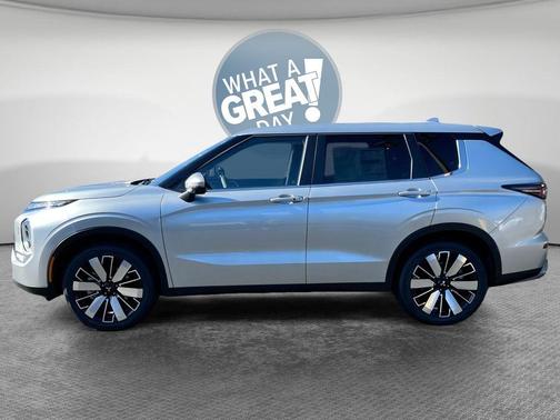 Silver Alloy 2026 Mitsubishi Outlander SE