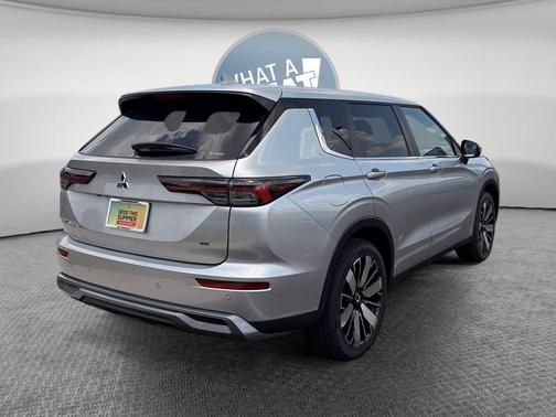 Silver Alloy 2026 Mitsubishi Outlander SE