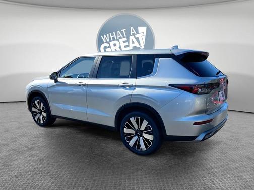 Silver Alloy 2026 Mitsubishi Outlander SE