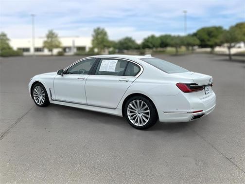 2022 BMW 740 i
