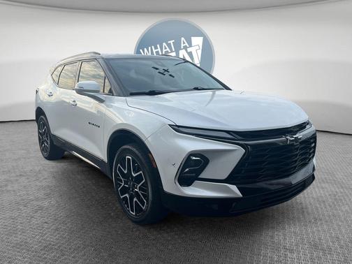 Iridescent Pearl Tricoat 2023 Chevrolet Blazer RS
