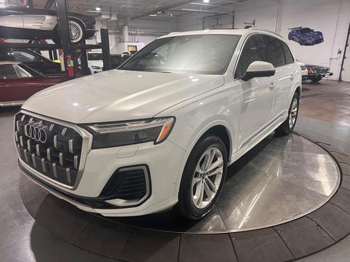 Carrara White 2025 Audi Q7 45 Premium