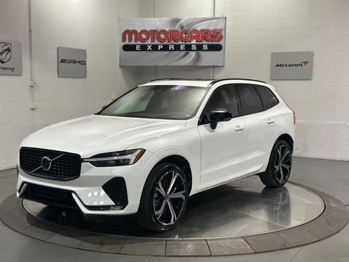 2022 Volvo XC60 B6 R-Design