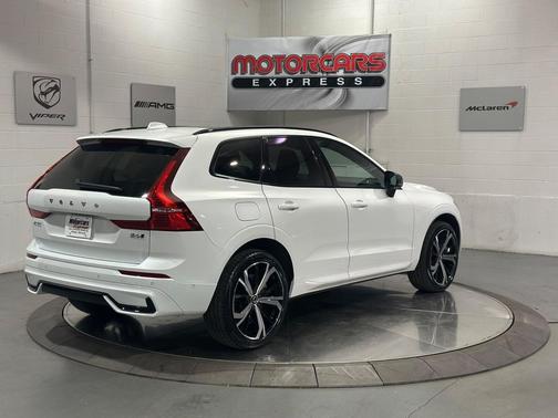 2022 Volvo XC60 B6 R-Design