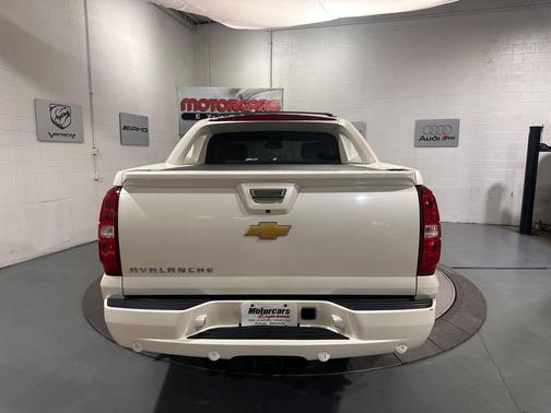 White Diamond Tricoat 2013 Chevrolet Avalanche LTZ