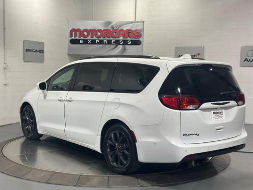 Bright White Clearcoat 2018 Chrysler Pacifica Touring-L Plus