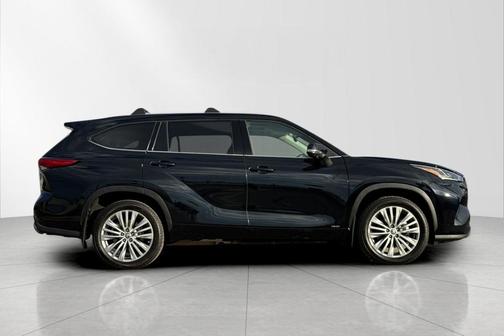 2023 Toyota Highlander Hybrid Platinum