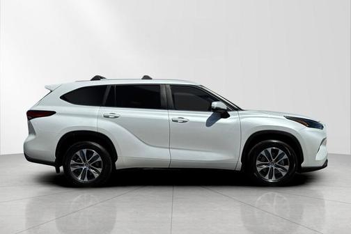 Wind Chill Pearl 2023 Toyota Highlander XLE