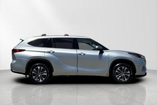 Celestial Silver Metallic 2022 Toyota Highlander XLE