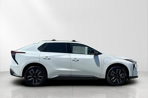 Wind Chill Pearl 2026 Toyota bZ XLE Plus