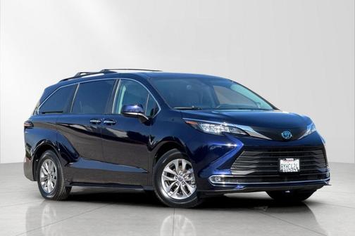 2021 Toyota Sienna XLE 8 Passenger